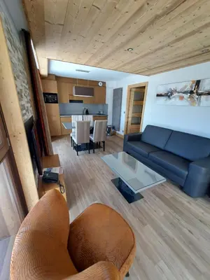 Coin salon dans l'établissement Chalet des Neiges -La Source des Arcs