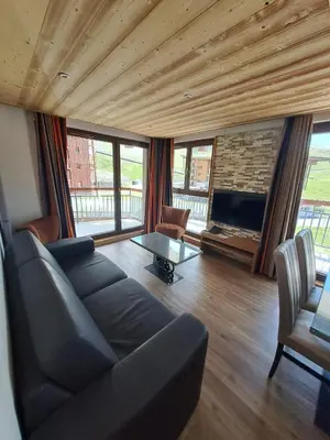 Coin salon dans l'établissement Chalet des Neiges -La Source des Arcs