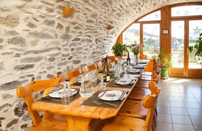 Restaurant ou autre lieu de restauration dans l'établissement La Roche du Croue