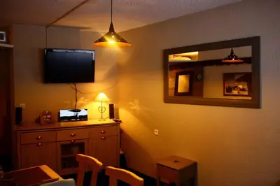 Télévision ou salle de divertissement dans l'établissement Arcs 1800 - Studio chaleureux et confortable