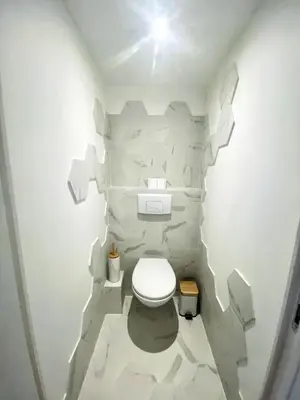 Salle de bains dans l'établissement Ici, dort un Yeti