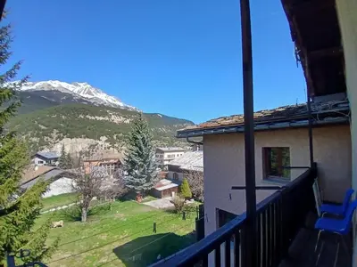 Vue générale sur la montagne ou vue sur la montagne depuis l'auberge de jeunesse