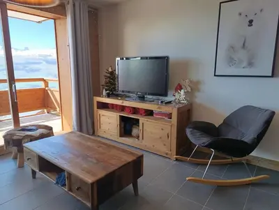 Télévision ou salle de divertissement dans l'établissement Paradiski nouveau, calme et ensoleillé vallandry