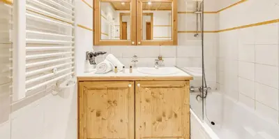 Salle de bains dans l'établissement Résidence Les Alpages - 3 Pièces pour 6 Personnes MAE-9621
