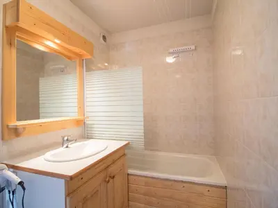 Salle de bains dans l'établissement Appartement confortable à Aussois pour 6 avec terrasse - FR-1-508B-1