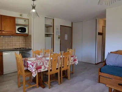 Cuisine ou kitchenette dans l'établissement Appartement confortable à Aussois pour 6 avec terrasse - FR-1-508B-1