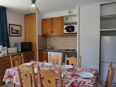 Cuisine ou kitchenette dans l'établissement Appartement confortable à Aussois pour 6 avec terrasse - FR-1-508B-1