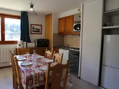 Cuisine ou kitchenette dans l'établissement Appartement confortable à Aussois pour 6 avec terrasse - FR-1-508B-1