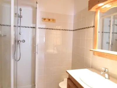 Salle de bains dans l'établissement Appartement à Aussois pour 6 personnes avec balcon et accès internet - FR-1-508B-4
