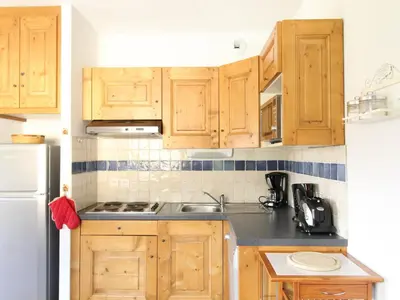 Cuisine ou kitchenette dans l'établissement Appartement à Aussois pour 6 personnes avec balcon et accès internet - FR-1-508B-4