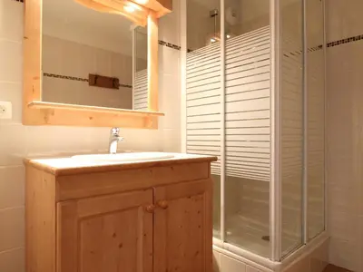 Salle de bains dans l'établissement Duplex 3 chambres pour 8 personnes à Aussois - FR-1-508B-16