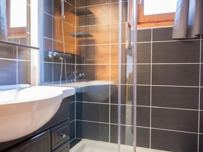 Salle de bains dans l'établissement Appartement cosy avec terrasse à Aussois, 4 pers. - FR-1-508B-12