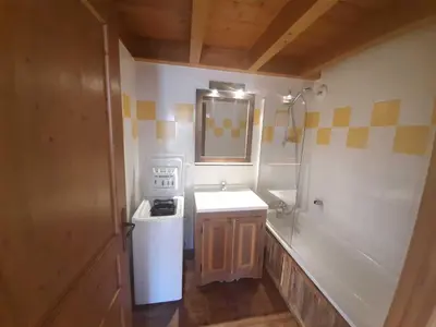 Salle de bains dans l'établissement Appartement spacieux 6 pers, vue montagne, WIFI - FR-1-508B-7