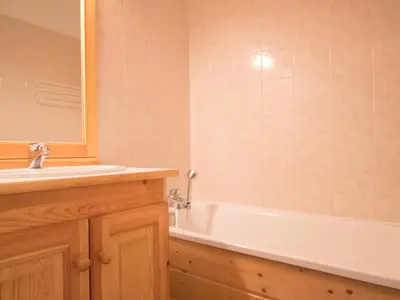 Salle de bains dans l'établissement Appartement calme à Aussois, proche navettes et activités - FR-1-508B-10