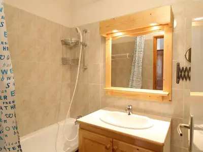 Salle de bains dans l'établissement Appartement confortable pour 6 pers avec balcon à Aussois - FR-1-508B-3