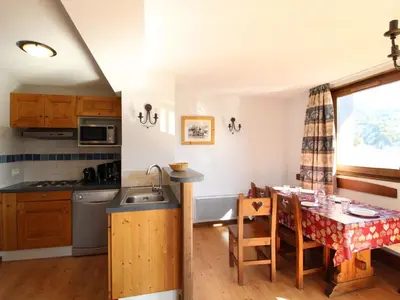 Cuisine ou kitchenette dans l'établissement Appartement spacieux pour 6 à Aussois avec balcon et wifi - FR-1-508B-14