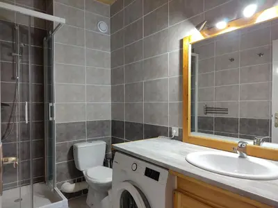 Salle de bains dans l'établissement Appartement Duplex 8 Pers, Calme, Près Navettes et Piscine - FR-1-508B-17