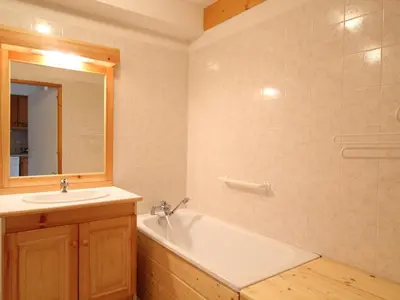Salle de bains dans l'établissement Appartement confortable avec parking, accueil 4 pers, près des navettes à Aussois - FR-1-508B-24