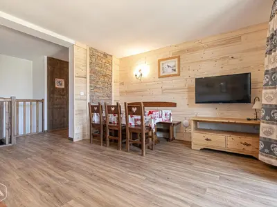 Télévision ou salle de divertissement dans l'établissement Duplex moderne pour 6 pers avec belle vue montagne, balcon et WIFI - FR-1-508B-34