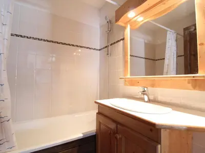 Salle de bains dans l'établissement Appartement spacieux 6 pers, vue montagne, Aussois - FR-1-508B-28