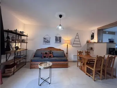 Coin salon dans l'établissement Appartement calme proche navettes, proche piscine - FR-1-508B-50