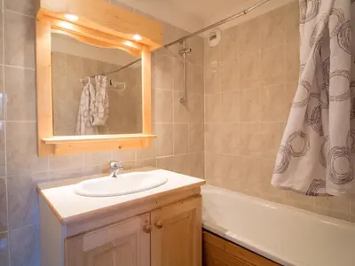 Salle de bains dans l'établissement Appartement 6 pers à Aussois avec parking - FR-1-508B-49