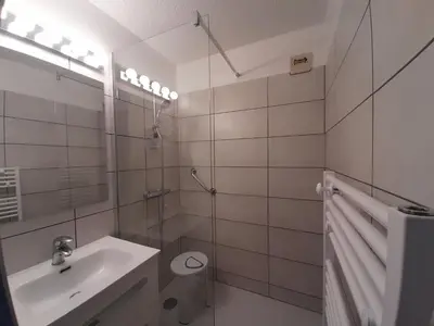 Salle de bains dans l'établissement Studio 4 pers à Aussois avec terrasse exposée sud - FR-1-508B-29