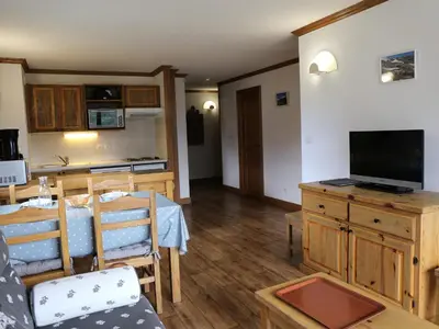 Cuisine ou kitchenette dans l'établissement Appartement pour 6 avec balcon et vue montagne, WIFI - FR-1-508B-35