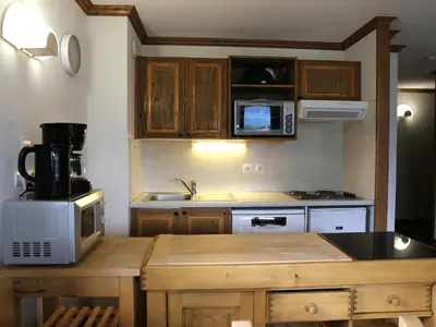 Cuisine ou kitchenette dans l'établissement Appartement pour 6 avec balcon et vue montagne, WIFI - FR-1-508B-35