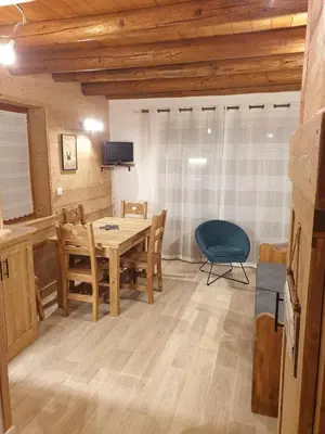 Coin salon dans l'établissement Petit chalet 4 pers Champagny-en-Vanoise