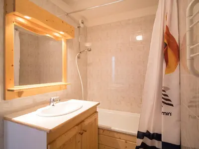 Salle de bains dans l'établissement Appartement pour 6 à Aussois, balcon et wifi à la réception - FR-1-508B-2
