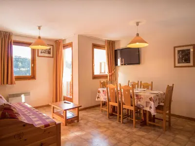 Télévision ou salle de divertissement dans l'établissement Appartement pour 6 à Aussois, balcon et wifi à la réception - FR-1-508B-2