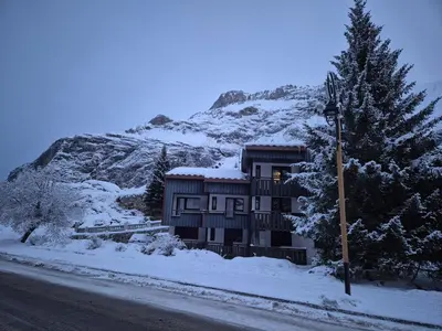 L'établissement Le Nid Douillé du Crêt, parking et terrasse en hiver