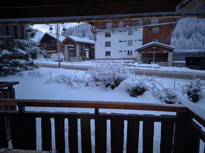 L'établissement Le Nid Douillé du Crêt, parking et terrasse en hiver