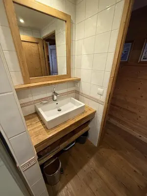 Salle de bains dans l'établissement Le Nid Douillé du Crêt, parking et terrasse