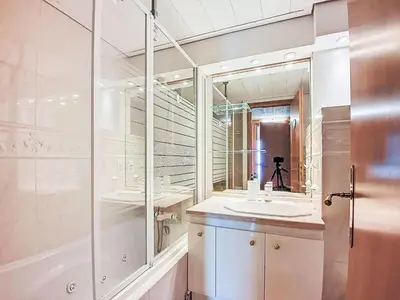 Salle de bains dans l'établissement Apartment Palafour - Le Lac-7 by Interhome