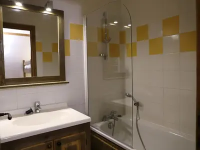 Salle de bains dans l'établissement Appartement spacieux 6 personnes avec WIFI à Aussois - FR-1-508B-36