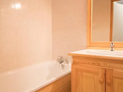 Salle de bains dans l'établissement Appartement confortable pour 5/6 pers, wifi gratuit - FR-1-508B-21