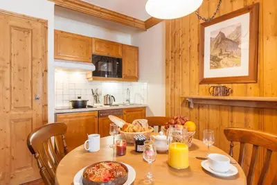 Cuisine ou kitchenette dans l'établissement Résidence Les Sources de Marie - ARCS 1950