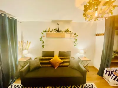 Coin salon dans l'établissement Ici, dort un Gorille