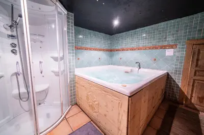 Salle de bains dans l'établissement Le Saint Bernard