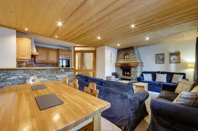 Coin salon dans l'établissement Chalet La Mourra