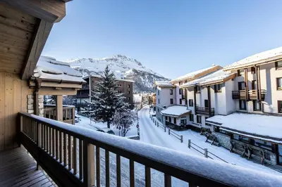 Vue générale sur la montagne ou vue sur la montagne depuis le chalet