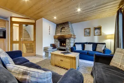 Coin salon dans l'établissement Chalet La Mourra