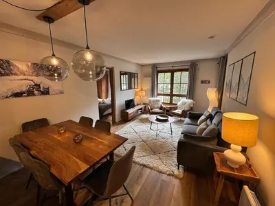 Coin salon dans l'établissement Beautifully renovated 2 bed apartment - Auberge Jerome Arc 1950 - sleeps 4