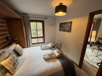 Un ou plusieurs lits dans un hébergement de l'établissement Beautifully renovated 2 bed apartment - Auberge Jerome Arc 1950 - sleeps 4