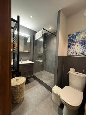 Salle de bains dans l'établissement Beautifully renovated 2 bed apartment - Auberge Jerome Arc 1950 - sleeps 4