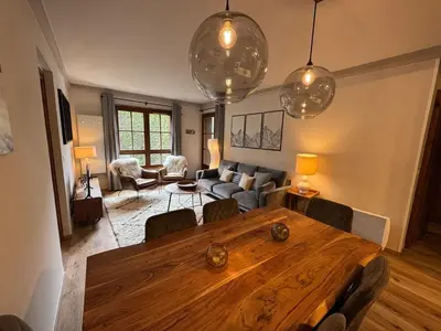 Coin salon dans l'établissement Beautifully renovated 2 bed apartment - Auberge Jerome Arc 1950 - sleeps 4