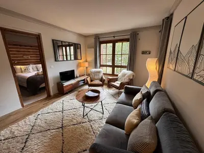 Coin salon dans l'établissement Beautifully renovated 2 bed apartment - Auberge Jerome Arc 1950 - sleeps 4