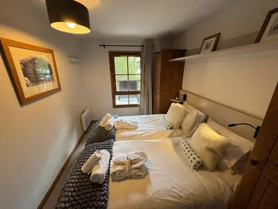 Un ou plusieurs lits dans un hébergement de l'établissement Beautifully renovated 2 bed apartment - Auberge Jerome Arc 1950 - sleeps 4